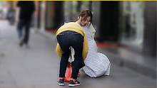 孕妇不小心将手里的橘子掉落在路上时，路人看到会帮忙捡吗？ #街头 #路人视角