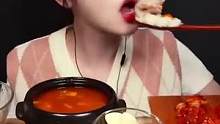 五花肉配辣白菜太好吃了#韩国吃货主播 #韩国料理 #咀嚼音 #妈呀太香了 #深夜放毒