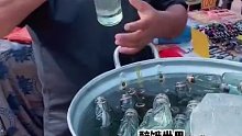 印度街头汽水，大爷迷人的眼神，再配上独特的小料，在瓶子里捅捅，小味滋儿就上来了