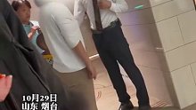 女子带男童强行进入女浴室 服务员出面阻止 女子：这有什么问题？