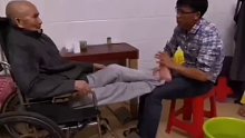 小伙一边照顾8旬中风老父亲一边工作，有父亲才有家啊