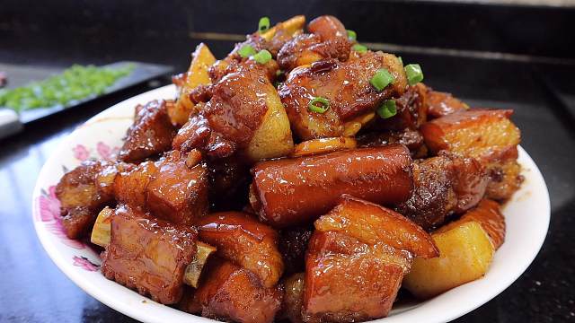 客家红焖猪三宝，我家过年待客必做的一道菜，一口一块满嘴都留香