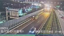 惊险！司机犯迷糊，撞上高速公路上的违停车！