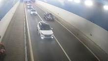 摩托隧道内违法变道超车，引三车事故，全责！
