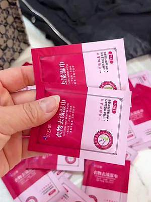 冬天的羽絨服不能總洗不然就不暖和了，用這個(gè)#去漬濕巾 嘎嘎好用，停留水印太方便啦#小放放家居