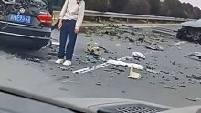 高速生交通事故，万幸的是人平安就好，但是人应当尽快撤离到安全的区域，二次事故更危险