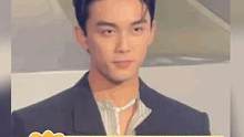 #吴磊红毯一秒800个动作 磊子你不会以为只拍上半身吧！哈哈哈！#娱乐巨咖站