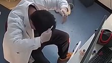 医生低头取物头发被酒精灯点燃 ：最后将头发剃短了