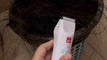 都说阳了不能洗澡洗头 女子忍无可忍拿着儿子的推子