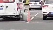 服务区遇到这样的包千万不要捡