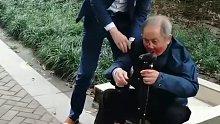 大爷摔倒在地并受伤，几位年轻人上前搀扶并提前录像。