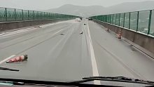 道路结冰 减速慢行