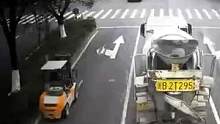 叉车违法上路，行至路口随意转弯被撞翻！