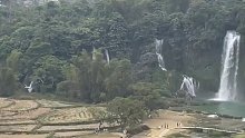 广西德天跨国大瀑布，小瀑布和沙滩是越南 的，大瀑布是我们的