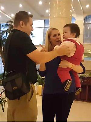 美国夫妇连续收养两个孤儿，第一次见他笑，竟激动的泪流满面 #收养 #生活vlog #国外生活
