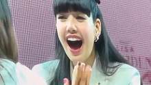 #Lisa泰国见面会对女粉男粉的反应 好可爱呀，皮一下就很开心