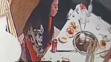 女子就餐结束疑故意扔头发进火锅店家称最后未付款就走了