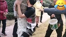 新郎衣着单薄，被绑在树上还被泼脏水“哼！这都是老子玩剩下的”新郎好友：这都是他以前干过的事儿
