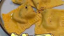 意大利饺子你们也知道，可以做很多种馅料的！这个干番茄和干酪很常见，里面还可以加牛肉或者猪肉馅儿，或者