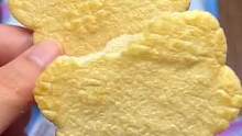 妈耶～虾味老浓的饼干！小花朵的造型真可爱，嘎嘣脆脆的越吃越香！#零食推荐 #饼干 #嘎脆嘎脆 #虾饼