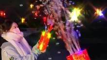 过年了，喜气洋洋，和孩子们玩这个，安全又环保。#烟花泡泡机 #仪式感不能少 #泡泡机的快乐 #网红泡