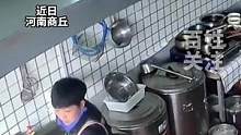一位大姐急切求助饭馆，家里老人临终前想喝面汤，店主立刻起锅：我给你做 不收钱#监控下的一幕