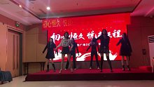一年都在给别人打工，年底还得给别人表演节目