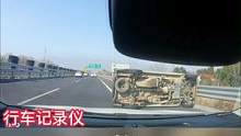 跟车过近变道超车，结果撞了。浙江交警提醒：机动车在高速公路上行驶，车速超过每小时100公里时，应当与