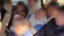 一家人出来玩，5座小车竟挤满8人 