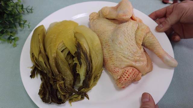 过年吃鸡？加一把酸菜真的太开胃了，好吃又下饭，大人小孩都爱吃