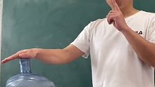 物理老师用水桶酒精做实验讲解大气压力。网友_豁然开朗，拔罐原理！