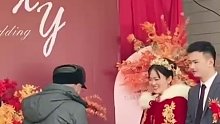 孙子结婚现场，爷爷上台忘给红包。奶奶一巴掌打过去