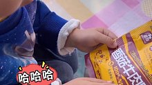 爸爸指着包装一本正经乱读，没想到3岁宝宝全认识