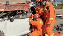 小轿车追尾大货车，二人被困车内，消防破拆车辆将两人救出。