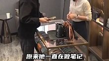男子赖店里4小时记录女顾客，看到真相后，惊呆了