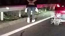 高速堵车时男子带孩子下车方便时被家人“遗忘”，男子背着孩子一路奔跑追车#道路千万条安全第一条 #这操
