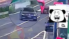 大车为躲避小车撞护栏。小车司机：我不知道呀