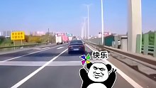 大哥的操作够秀，我的结局够惨。网友：谁让你跟车这么近呢