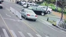 倒车入库，不能只看后视镜。网友：这是和树杠上了