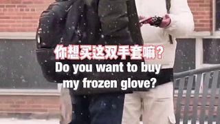 问路人是否愿意买冻住的手套，其实里面放有1000美金