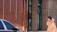 女子街头怒砸迈巴赫，网评：这也就是原配才敢的事