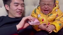 年纪虽小但也知道钱重要，宝爸一拿走压岁钱宝宝就哭