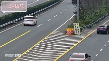 高速错过道口小车急变道，引发险情后倒车跑了