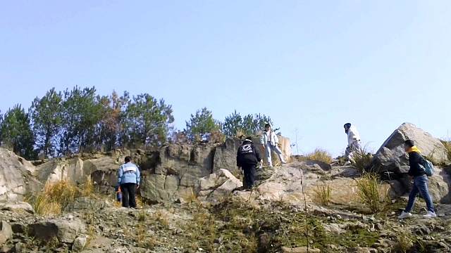 去白溪冲水库煮火锅，风好大，火锅冻住了
