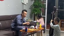 父亲指导孩子弹琵琶，不是单纯的要求，而是耐心辅导和陪伴