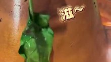子吃铜锅火锅，把菠菜叶子烫成“泡泡”