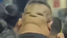 小伙挤地铁以为大哥反着排队，仔细一看发现是后脑勺