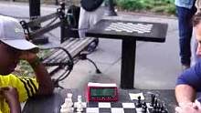 来看看黑人小男孩的极限操作#国际象棋 #街头 #国际象棋在民间 