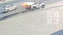 汽车行驶过程中突然起火，司机直接漂移甩尾到消防队门口，网友：旁边的白车瑟瑟发抖#神操作