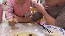 小孩子抓菜的速度快到你不信